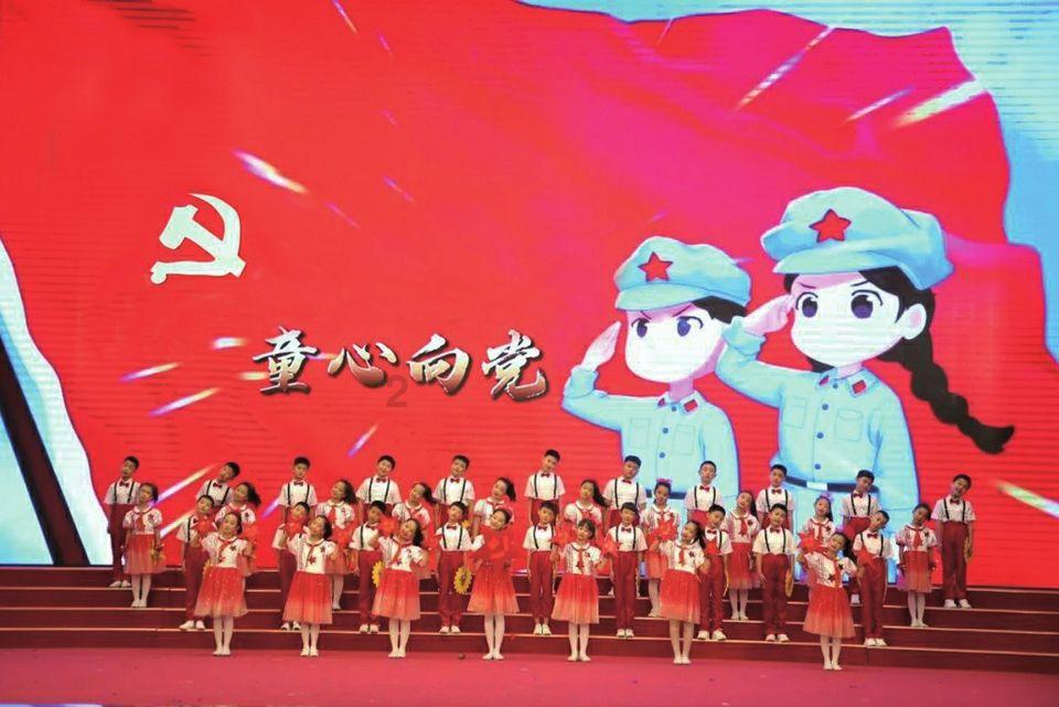 民警春节前带6岁儿子为界碑描红